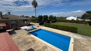 Chalet en venta en Carmona