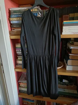 Abito nero con gonna a palloncino