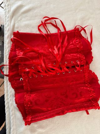 Bustino rosso con lacci e balze