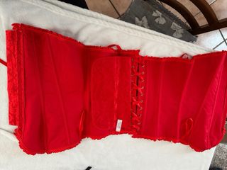 Bustino rosso con lacci e balze