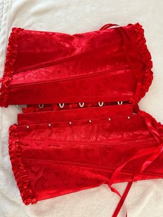 Bustino rosso con lacci e balze