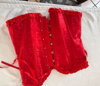 Bustino rosso con lacci e balze