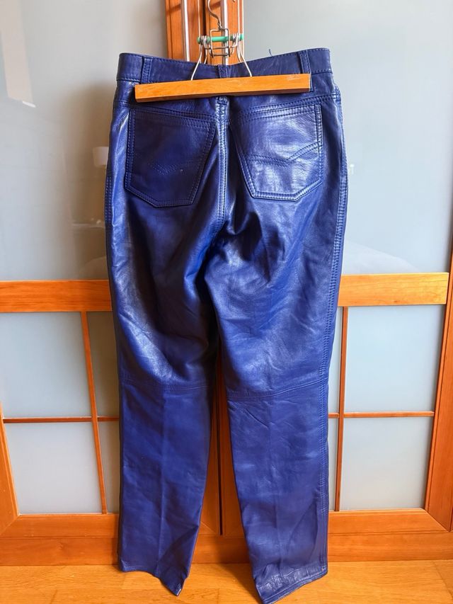 Pantalón de piel auténtica azul.