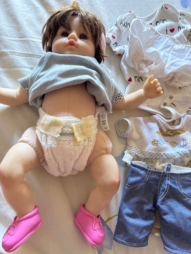 Muñeca con ropa y zapatos (tipo reborn)