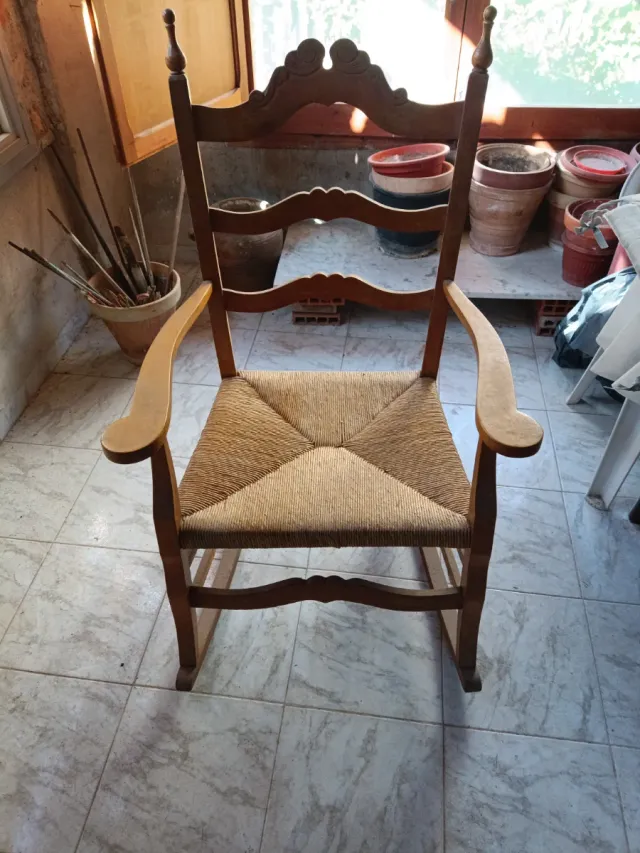 Mecedora de madera y yute