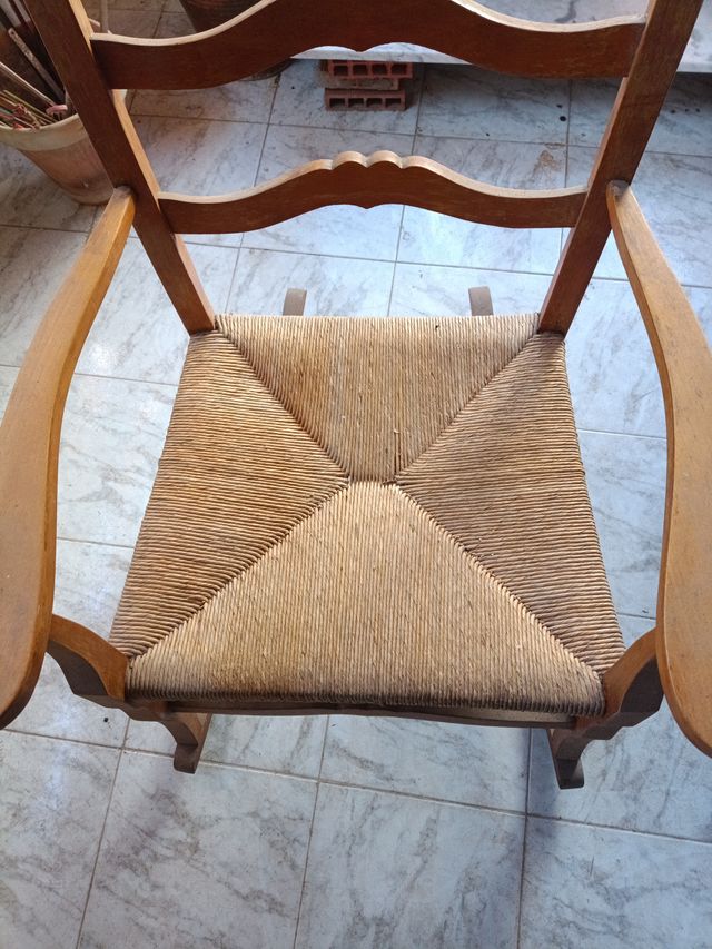 Mecedora de madera y yute
