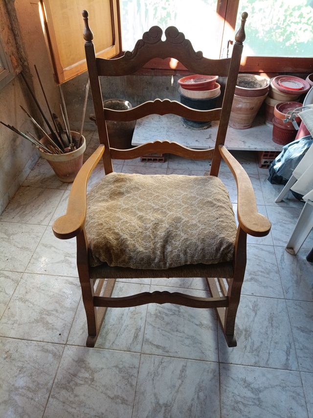 Mecedora de madera y yute