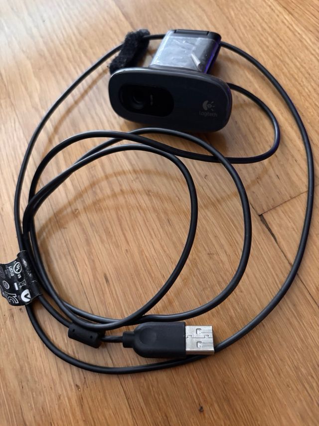 Alfombrilla Gaming BT21 RGB y Camara Logitech 1080