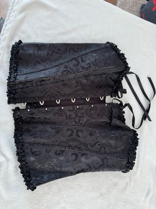 Busto nero con pizzo