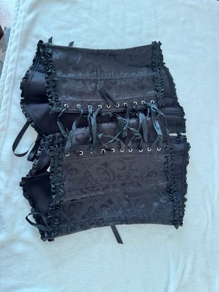 Busto nero con pizzo