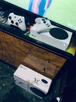 Xbox series S + 2 mandos.