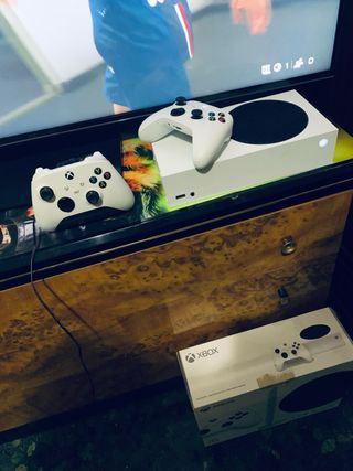 Xbox series S + 2 mandos.