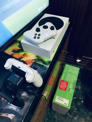 Xbox series S + 2 mandos.