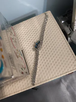 Pulsera plateada con detalles azules