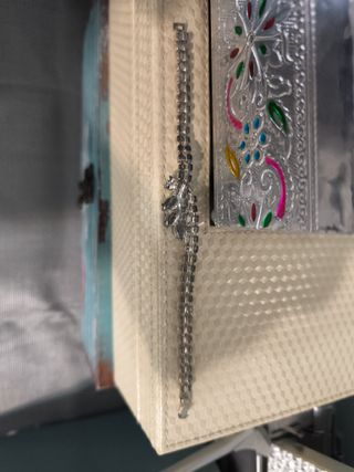 Pulsera plateada con detalles azules