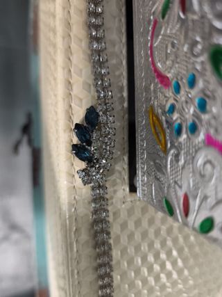 Pulsera plateada con detalles azules