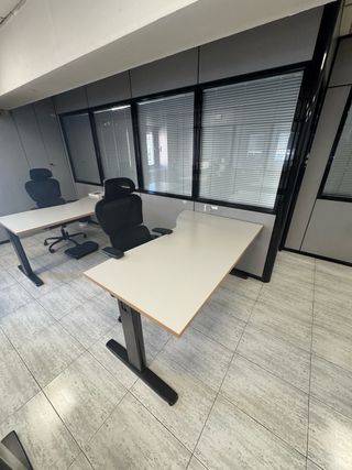 4 Mesa de oficina y cajones de oficina.