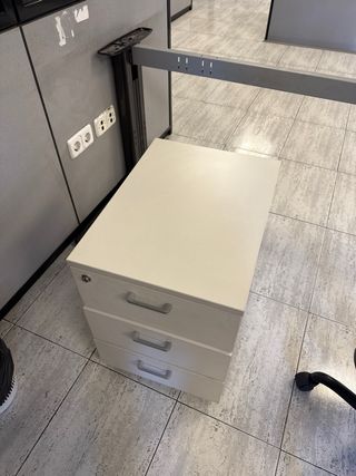 4 Mesa de oficina y cajones de oficina.