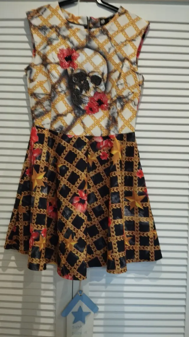 Vestido con calavera y cadenas