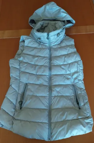 Gilet imbottito con cappuccio grigio
