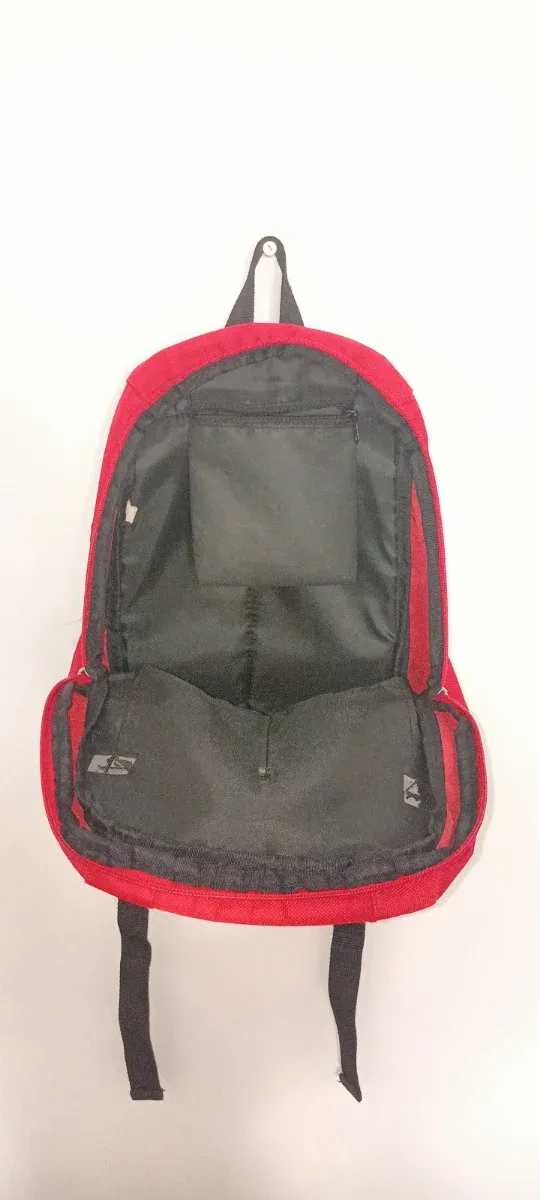 Mochila Kelme pequeña roja y negra