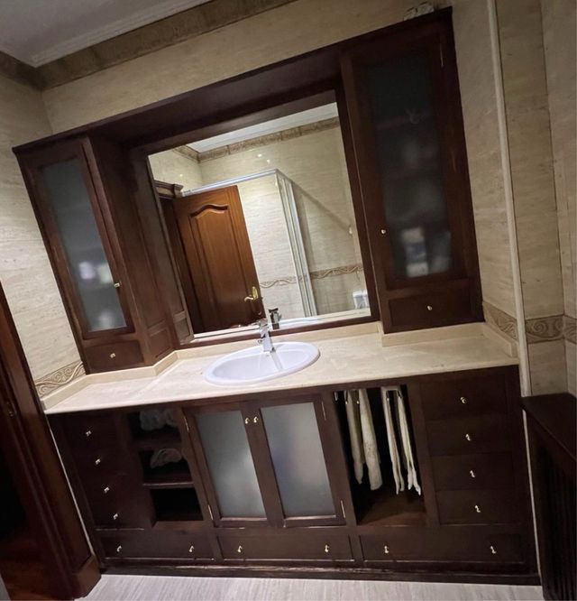 Mueble de baño madera. 