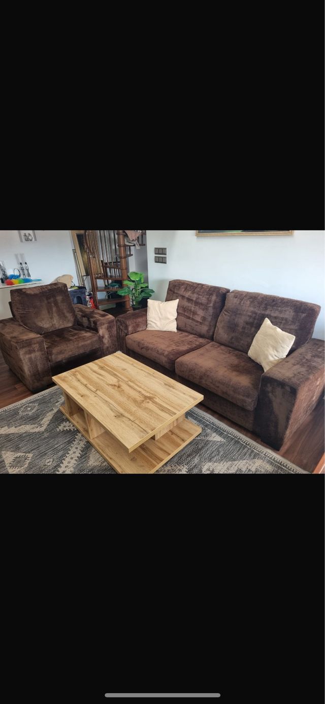 Sofá y sillón de tela marrón