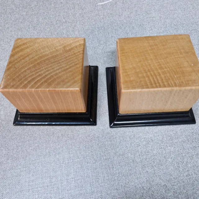 Lote 2 Peanas Pedestal Madera de Haya base Negra