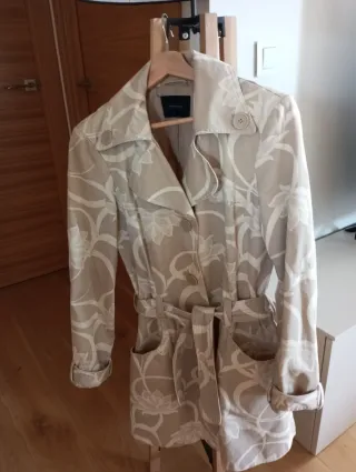 Gabardina mujer beige floral. Gabardina juvenil