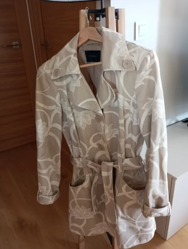 Gabardina mujer beige floral. Gabardina juvenil