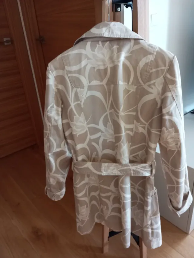 Gabardina mujer beige floral. Gabardina juvenil
