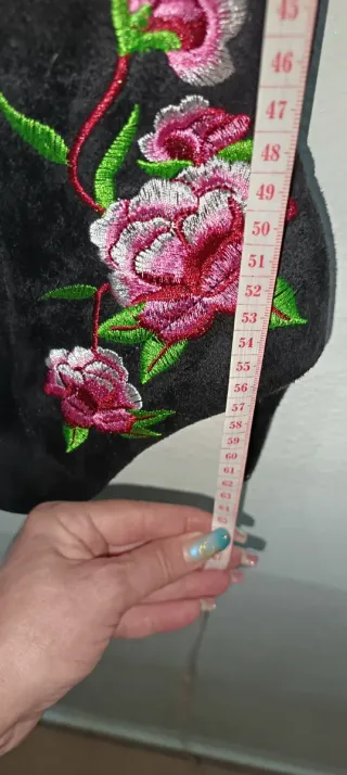 Botas altas negras con bordado floral