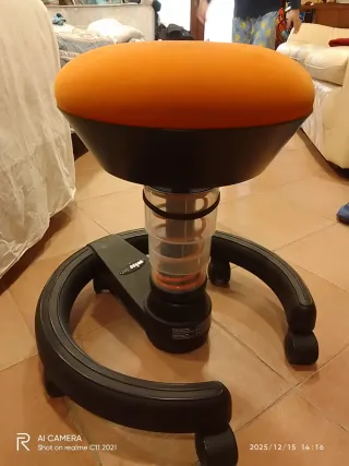 Sgabello regolabile nero e marrone