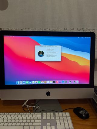 Apple iMac con teclado y ratón