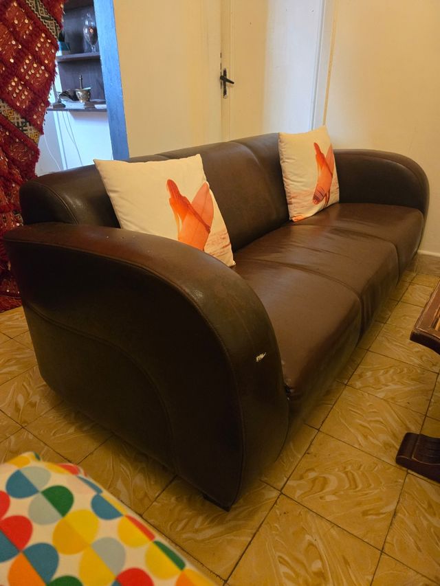 Sofá de piel marrón, regalo cojines