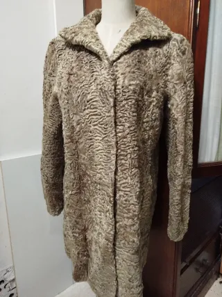 Chaquetón de pelo beige y marrón.