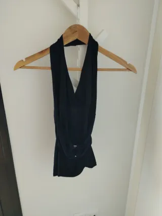 Top halter elegante negro