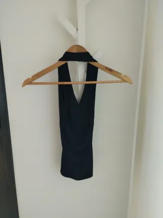 Top halter elegante negro