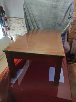 Mesa de salón de nogal con tapa de cristal