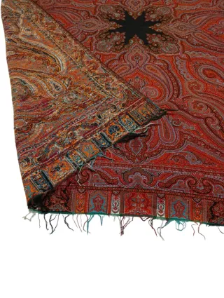 Mantón antiguo alfombrado