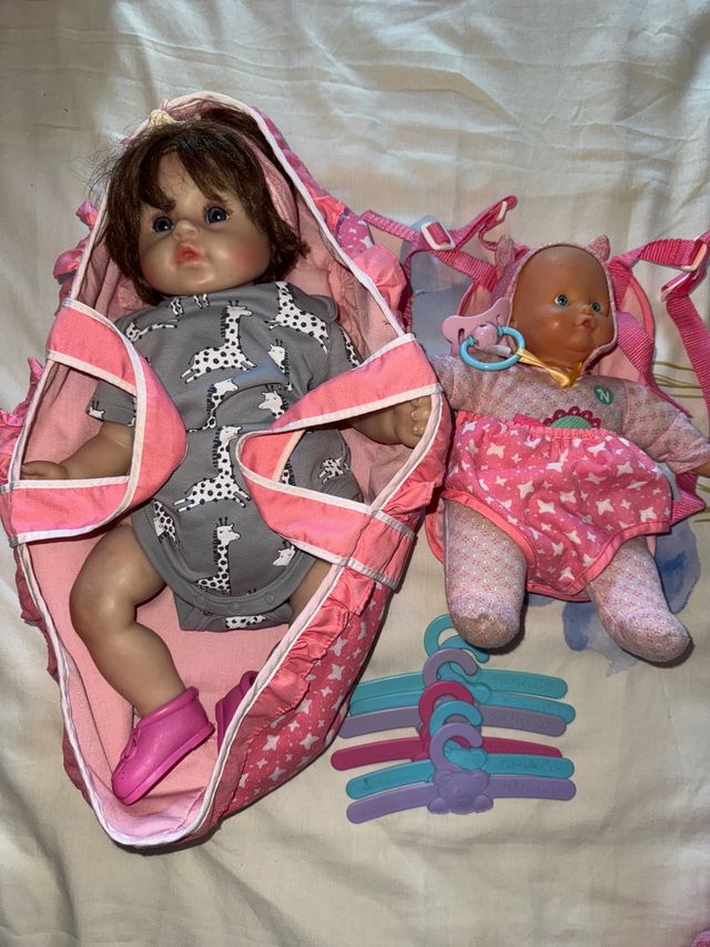 portabebés y canasta para llevar bebés juguete.