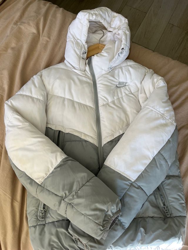 Chaqueta Nike gris y blanca