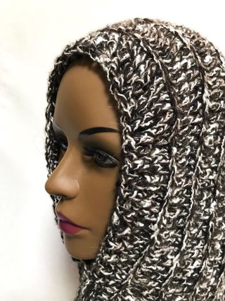 Passamontagna marrone e bianco