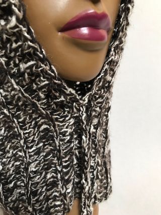 Passamontagna marrone e bianco