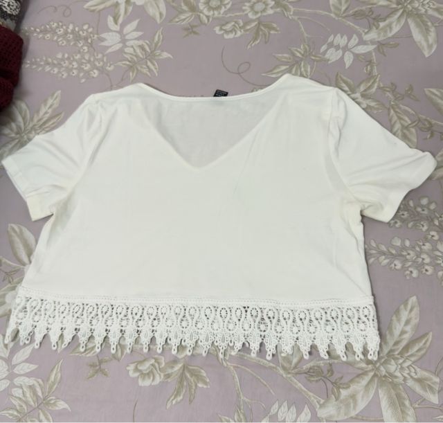 Camiseta blanca con encaje