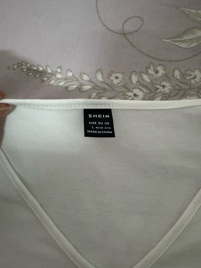 Camiseta blanca con encaje