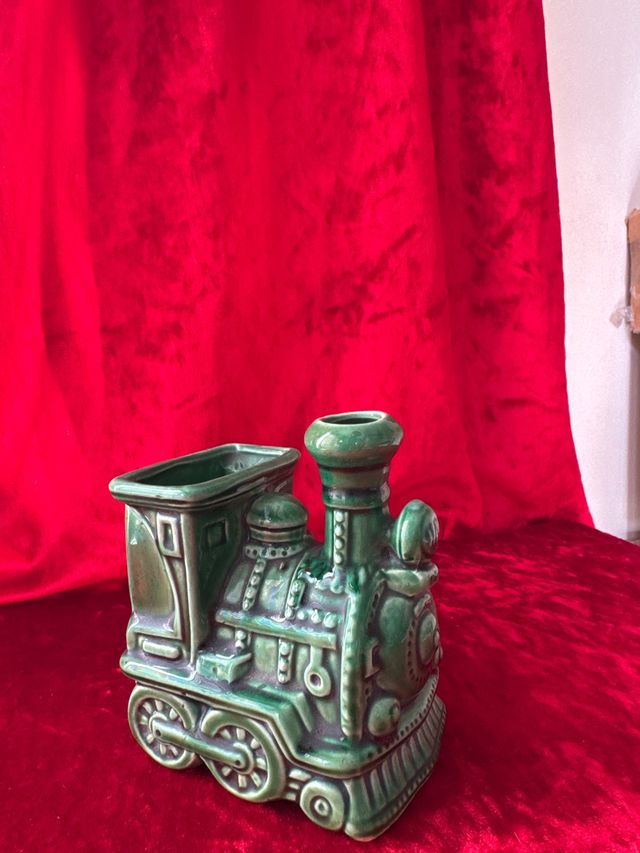 Lapicero de cerámica con forma de tren verde