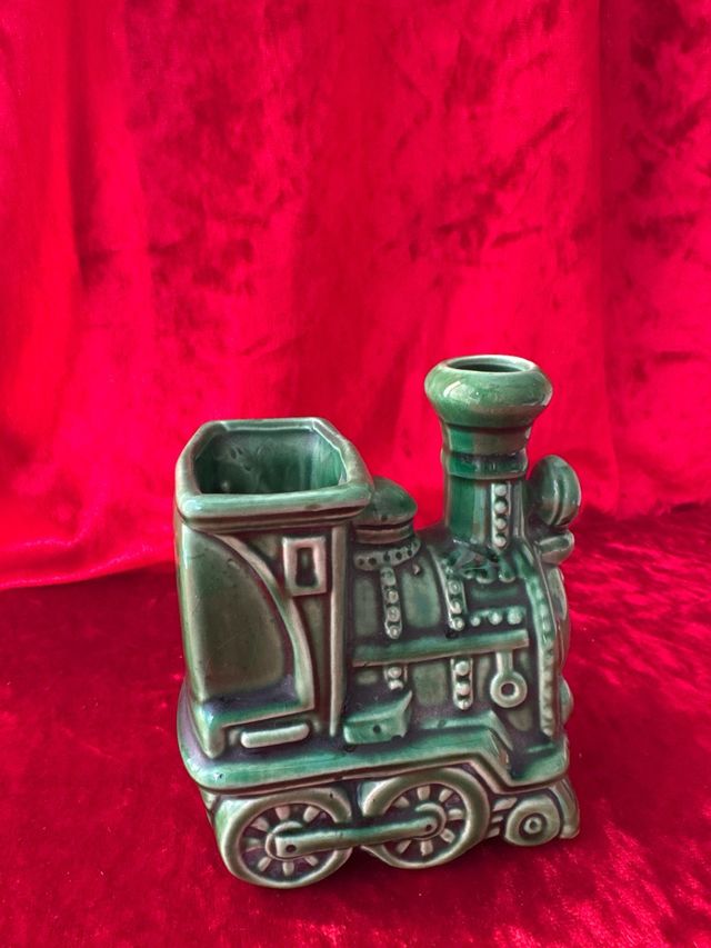 Lapicero de cerámica con forma de tren verde