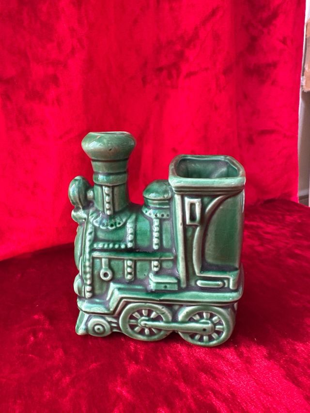 Lapicero de cerámica con forma de tren verde