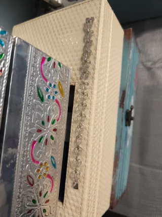 Pulsera de plata con detalles multicolor